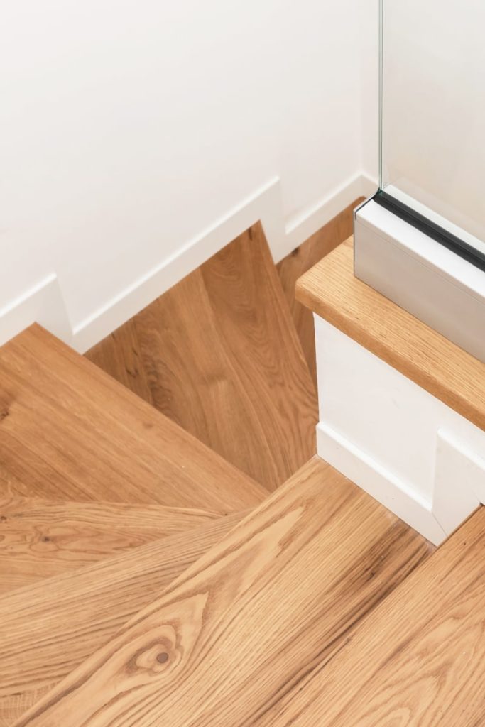 Parkett World Specialisti del legno realizzazione boiserie e rivestimenti scale