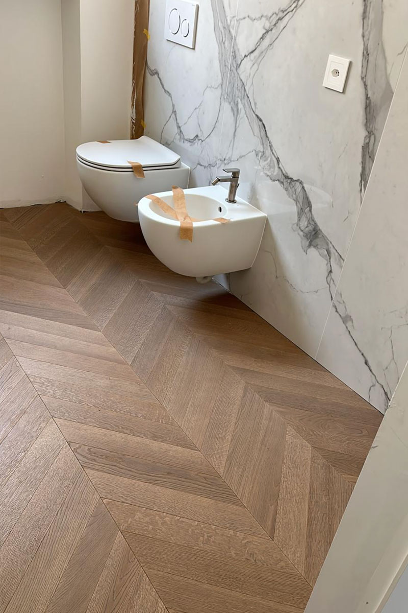 parkett-world-specialisti-legno-parquet-progetto-rivestimento-marmo-chiaro-bagno