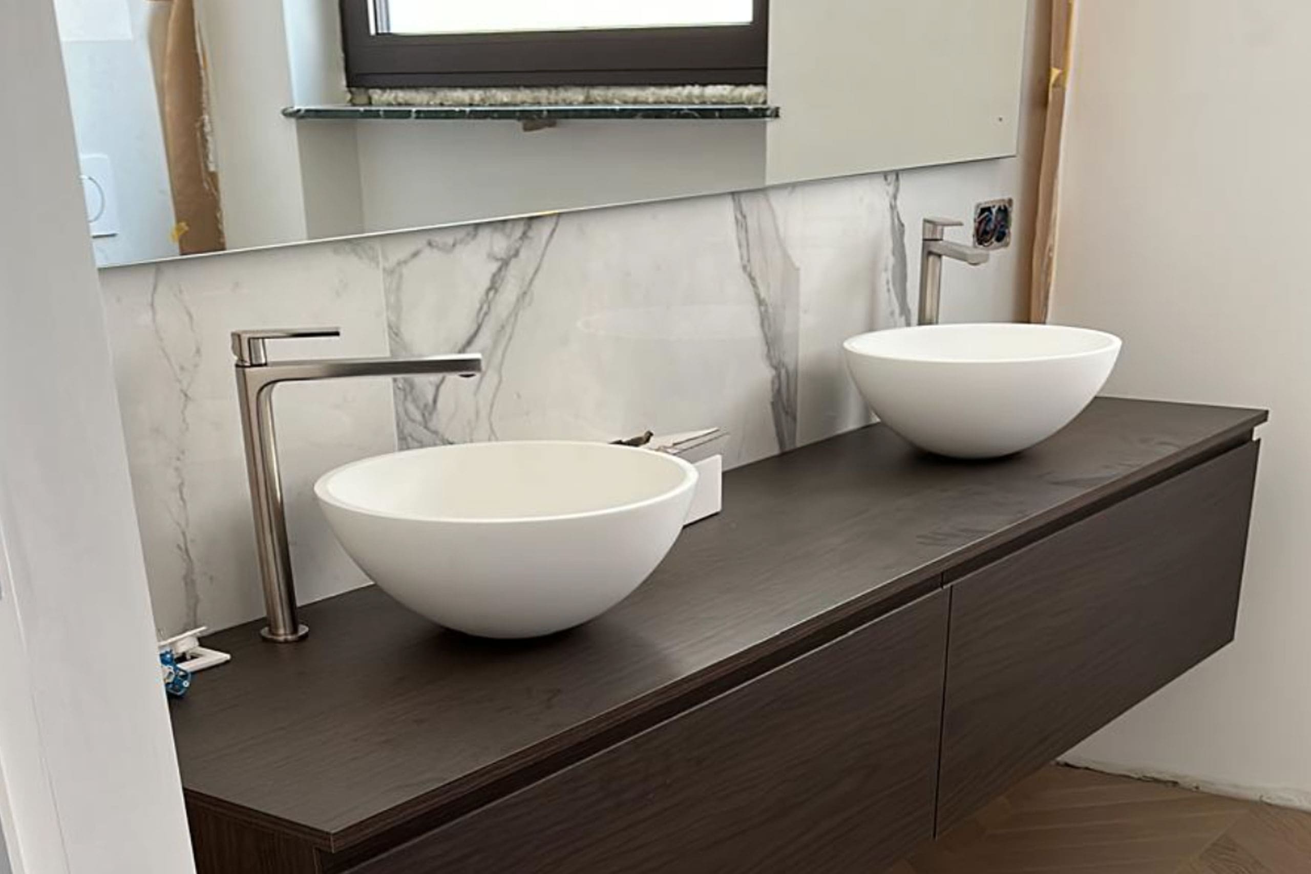 parkett-world-specialisti-legno-parquet-progetto-rivestimento-marmo-chiaro-bagno