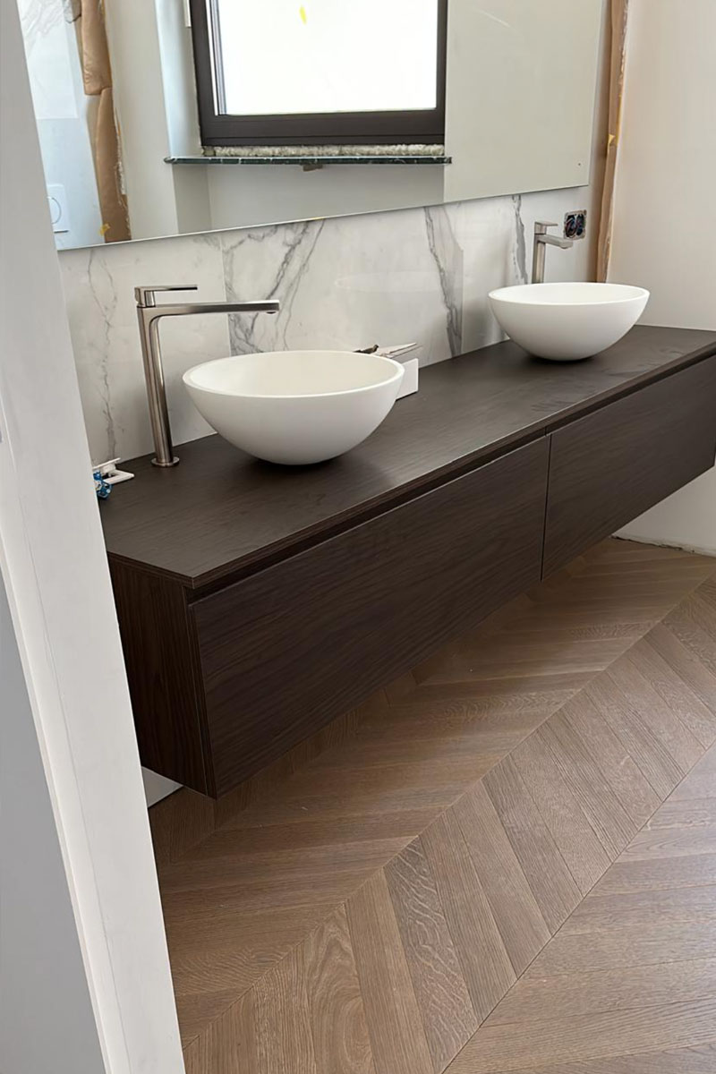 parkett-world-specialisti-legno-parquet-progetto-rivestimento-marmo-chiaro-bagno